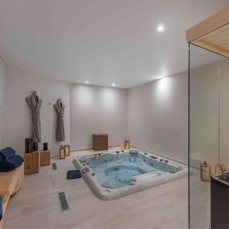 Spacieux A Avec Sauna Et Jacuzzi - Fr-1-563-142 샬레
