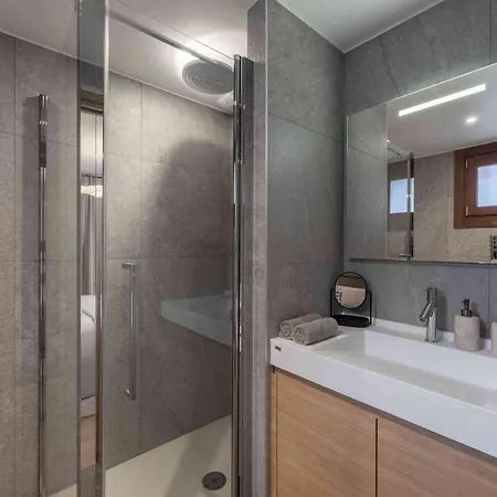 Spacieux à Avec Sauna Et Jacuzzi - Fr-1-563-142 Chalet Courchevel